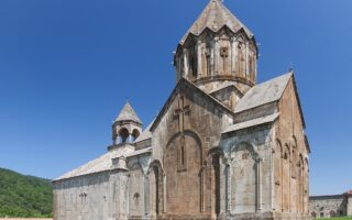 • Na zdjęciu: Kościół Świętego Jana Chrzciciela. Klasztor Gandzasar. Górski Karabach, autor: Marcin Konsek, CC-BY-SA 4.0, Wikimedia Commons: