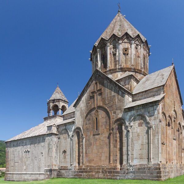 • Na zdjęciu: Kościół Świętego Jana Chrzciciela. Klasztor Gandzasar. Górski Karabach, autor: Marcin Konsek, CC-BY-SA 4.0, Wikimedia Commons: