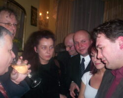 Prezydent Lech Kaczyński, red. nacz. Tomasz Wybranowski i dziennikarze w rezydencji Ambasady RP. 2008 r.