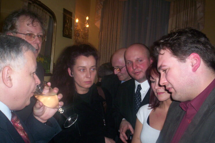 Prezydent Lech Kaczyński, red. nacz. Tomasz Wybranowski i dziennikarze w rezydencji Ambasady RP. 2008 r.